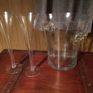 🟦SALE 5️⃣0️⃣% off🟦 
Champagne Glasses glass ice bucket NWT
